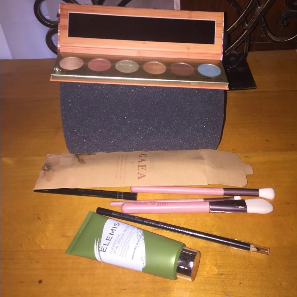 Makeup bundle